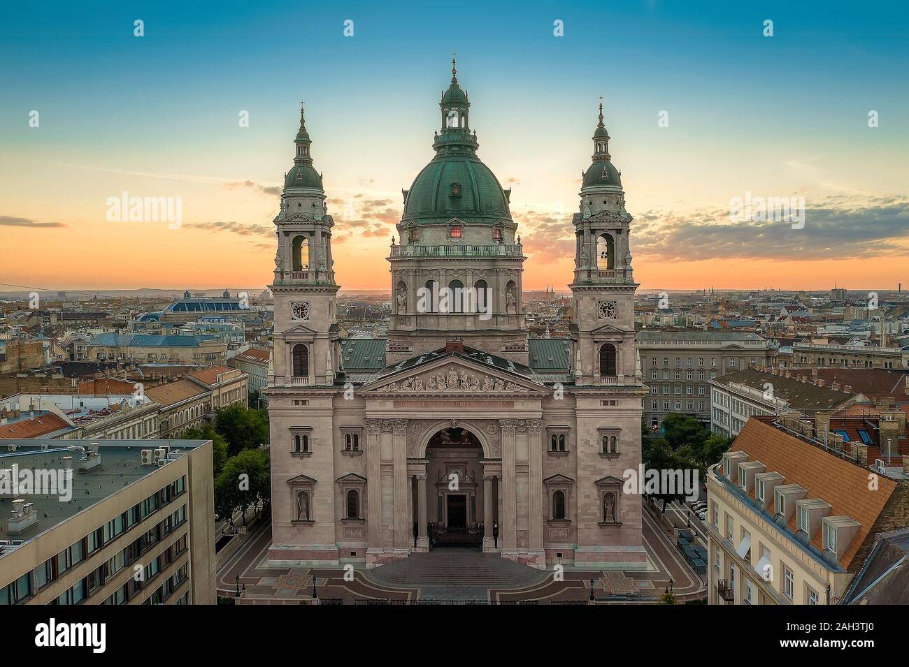 Vista aerea dal lato anteriore della St Stephen Basilica di mattina. Storico e famoso vecchio edificio Foto Stock