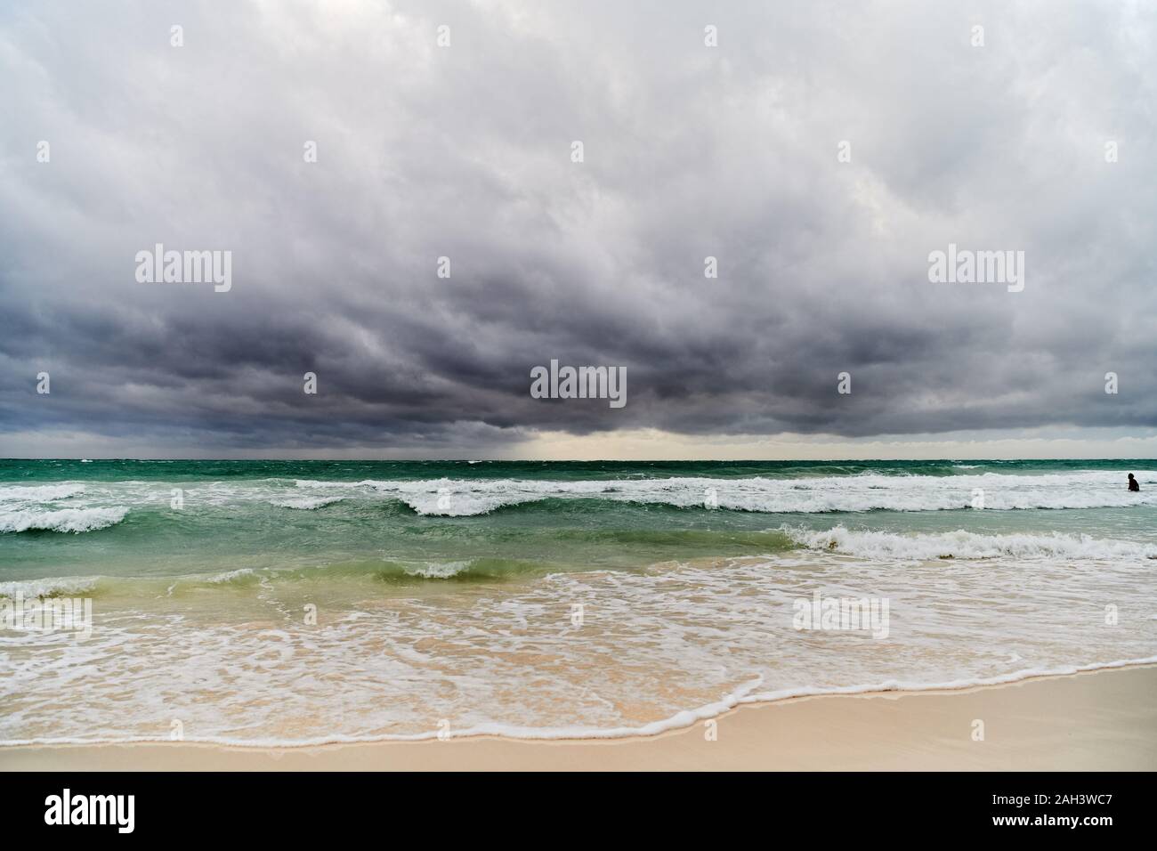 Scenario del tramonto sul mare lungo la bianca spiaggia di Boracay Island, Filippine. Il mare è più ruvido con Habagat vento che soffia durante la stagione delle piogge. Foto Stock