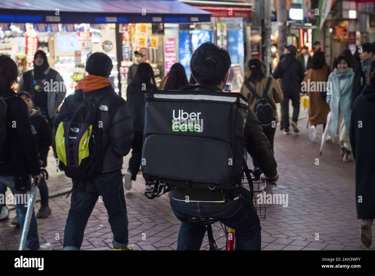 Tokyo, Giappone. Xix Dec, 2019. American online cibo di ordinazione e di piattaforma di consegna lanciato da Uber, Uber mangia, lavoratore visto in sella alla sua bicicletta in Tokyo, Giappone. Credito: Budrul Chukrut SOPA/images/ZUMA filo/Alamy Live News Foto Stock