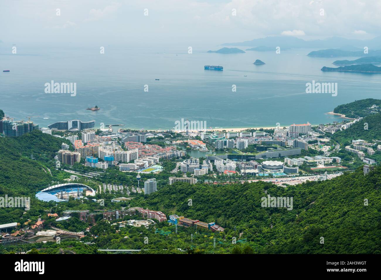 Edifici e mare al costline di Shenzhen, vista dalla vallata a Shenzhen Overseas Chinese Town East (ott Est) nel Guangdong, Cina Foto Stock
