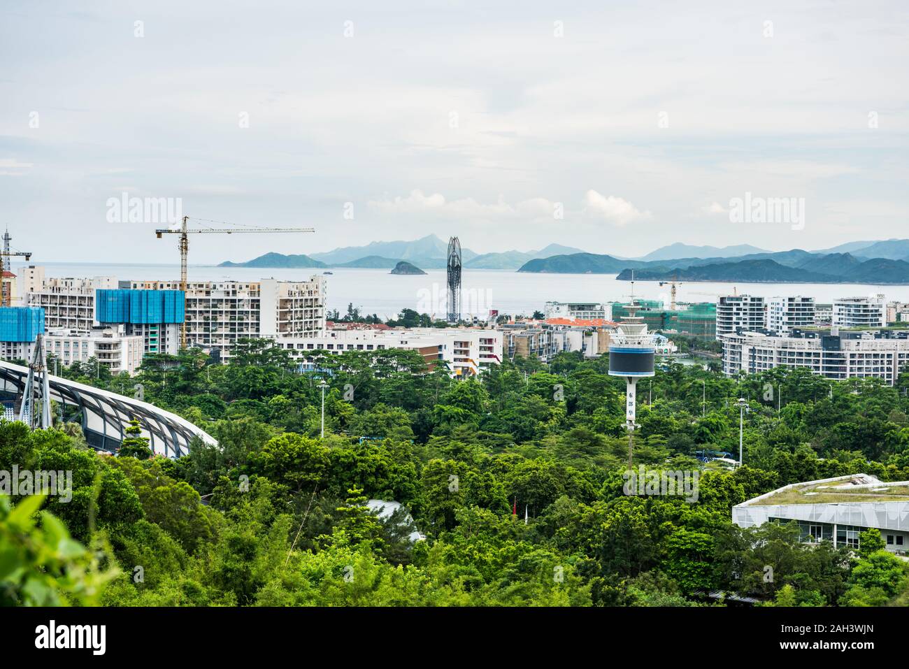 Edifici e mare al costline di Shenzhen, vista dalla vallata a Shenzhen Overseas Chinese Town East (ott Est) nel Guangdong, Cina Foto Stock