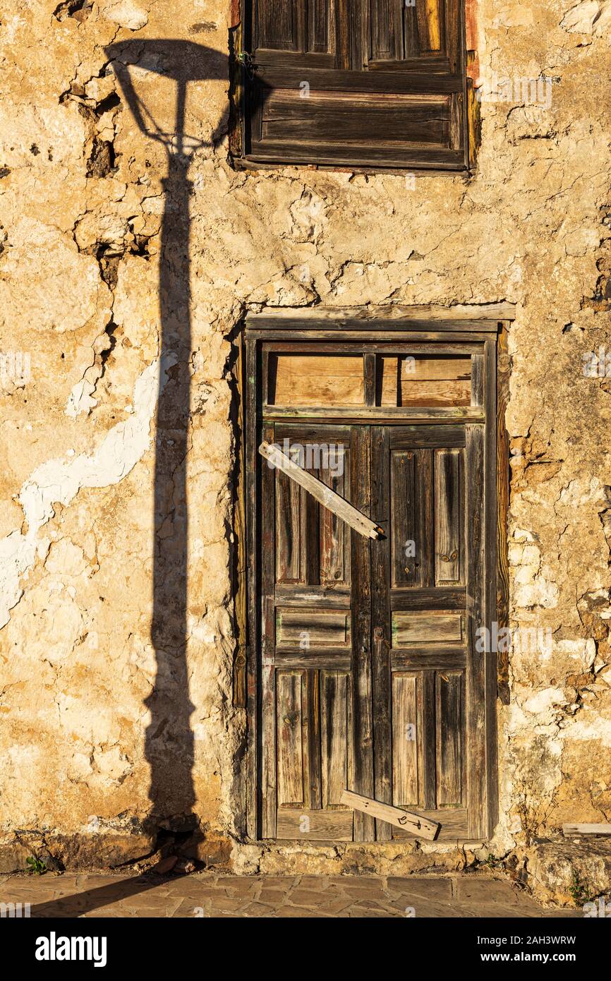 Lampost ombra da un abbandonati porta in legno nel villaggio di La Quinta, Adeje, Tenerife, Isole Canarie, Spagna, Foto Stock