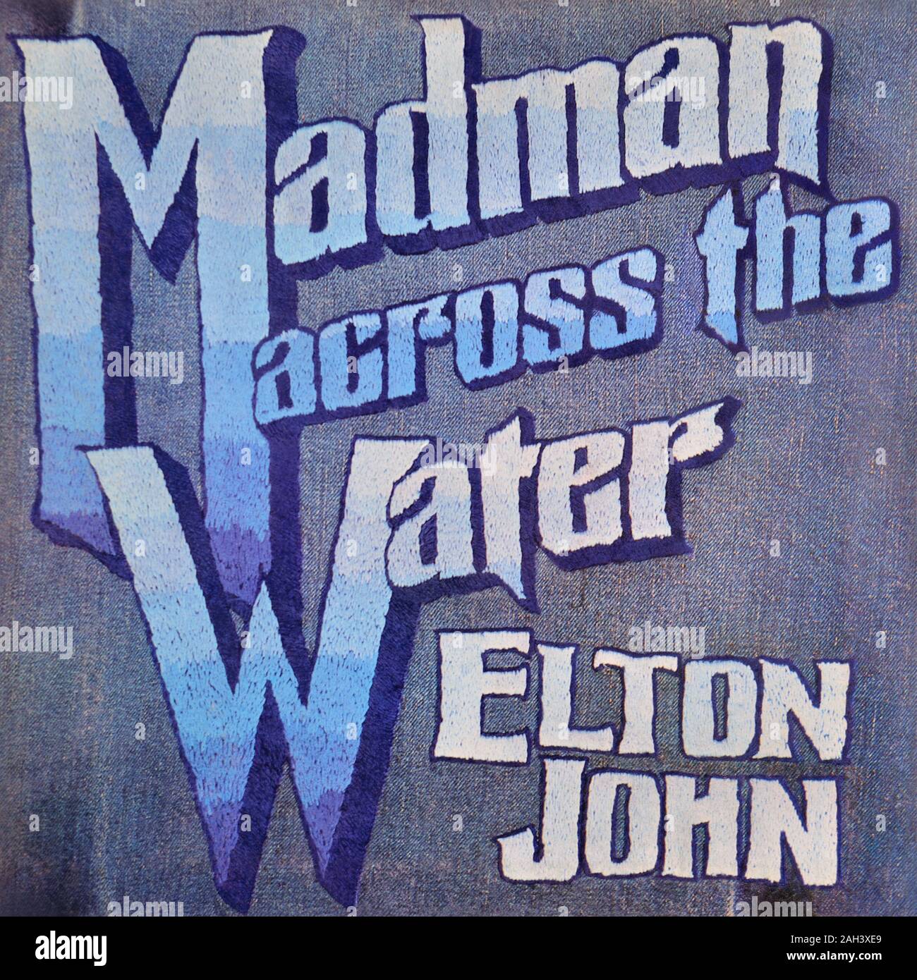 Elton John - copertina originale dell'album in vinile - Madman Across the Water - 1971 Foto Stock