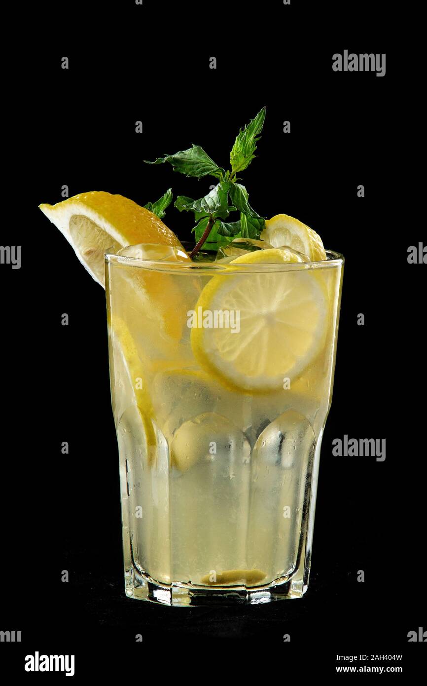 Cold drink rinfrescante limonata o cocktail mojito con limone e menta. Foto Stock