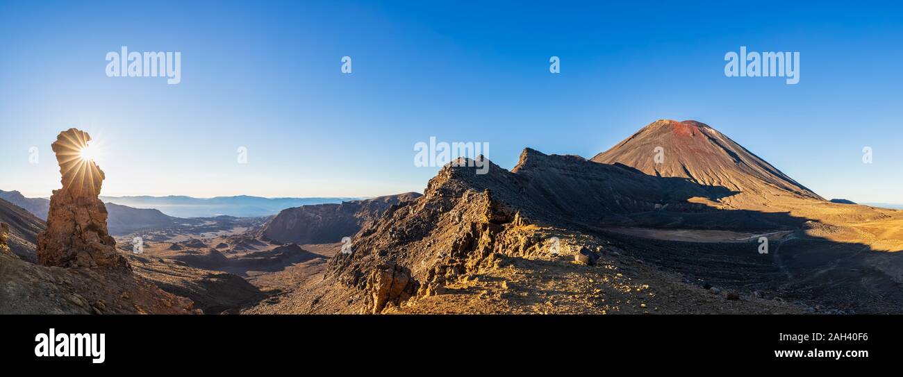 Nuova Zelanda, Isola del nord, panorama del Monte Ngauruhoe e Isola del nord altopiano vulcanico al tramonto Foto Stock