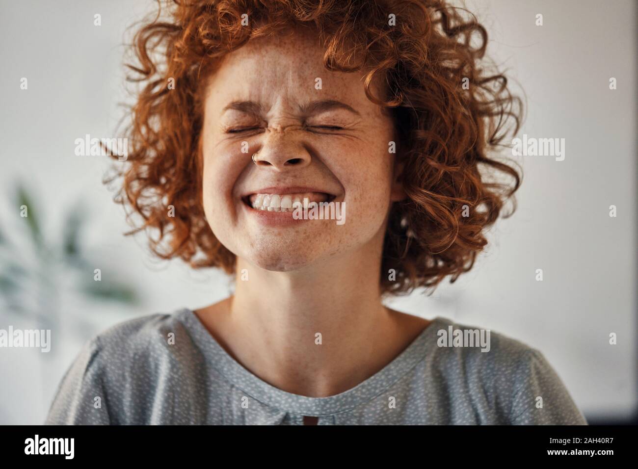 Ritratto di una donna felice con gli occhi chiusi Foto Stock
