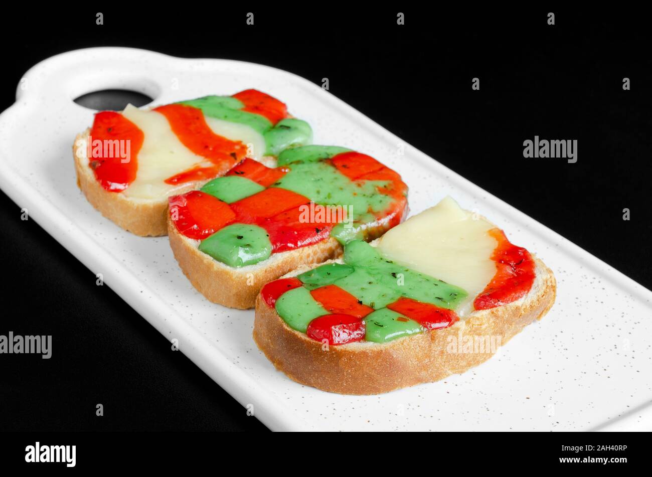 Sandwich caldi con formaggio fuso su uno sfondo nero Foto Stock