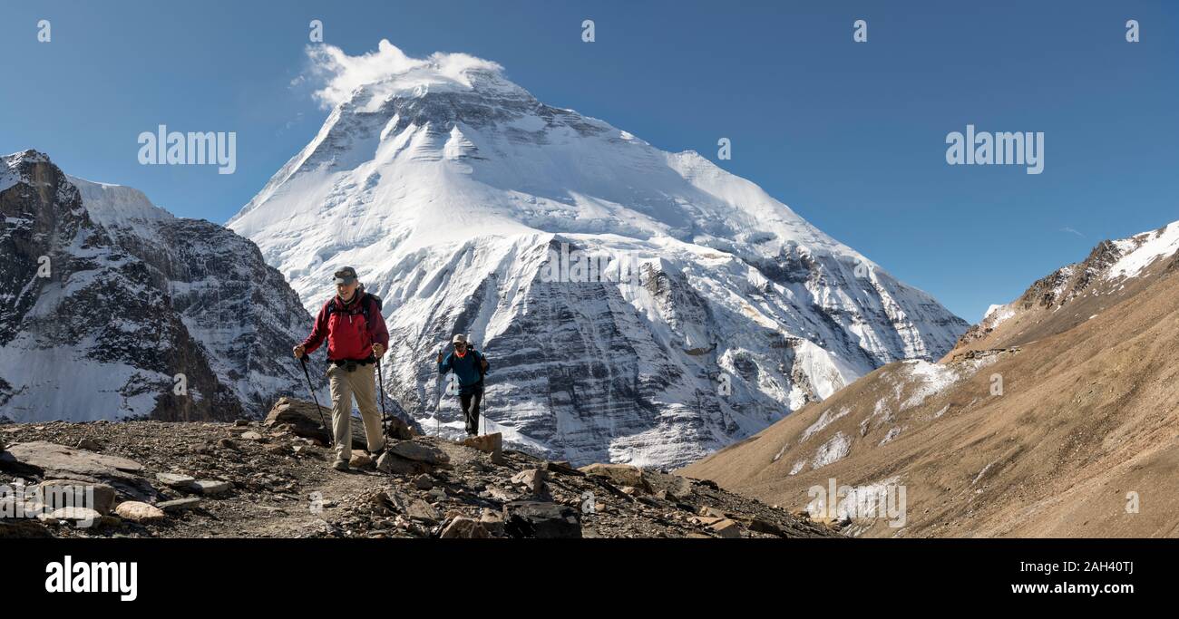 Gli escursionisti a Chonbarden ghiacciaio, Dhaulagiri, Francese Pass, Circuito Dhaulagiri Trek, Himalaya, Nepal Foto Stock