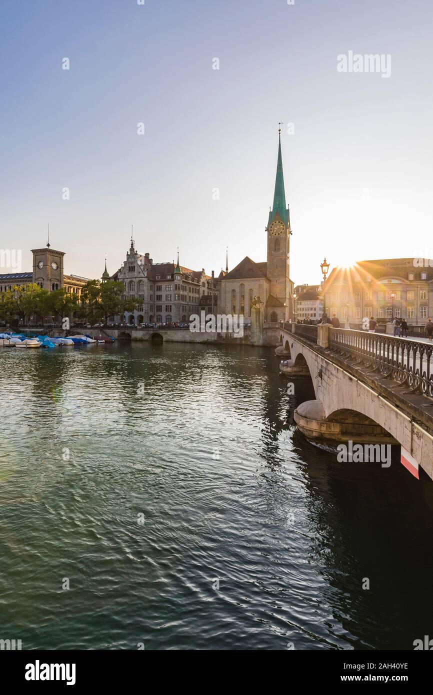 La Svizzera, nel Cantone di Zurigo, Zurigo, Munsterbrucke bridge al tramonto con la Chiesa di Fraumuenster in background Foto Stock