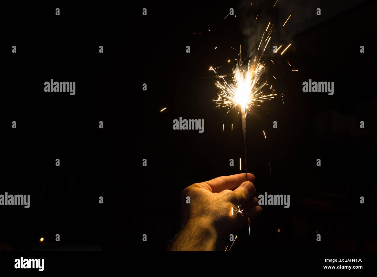 Mano che tiene un sparkler durante la notte per il Diwali Festival indù di luci di Mysore, Karnataka, India. Religione induista celebrazione concept Foto Stock