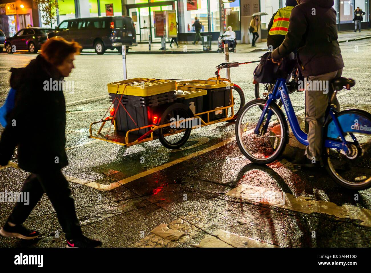 Una bicicletta di consegna laden con Amazon i generi alimentari freschi attende per attraversare l'Ottava Avenue nel Quartiere di Chelsea di New York Martedì, Dicembre 17, 2019. (© Richard B. Levine) Foto Stock