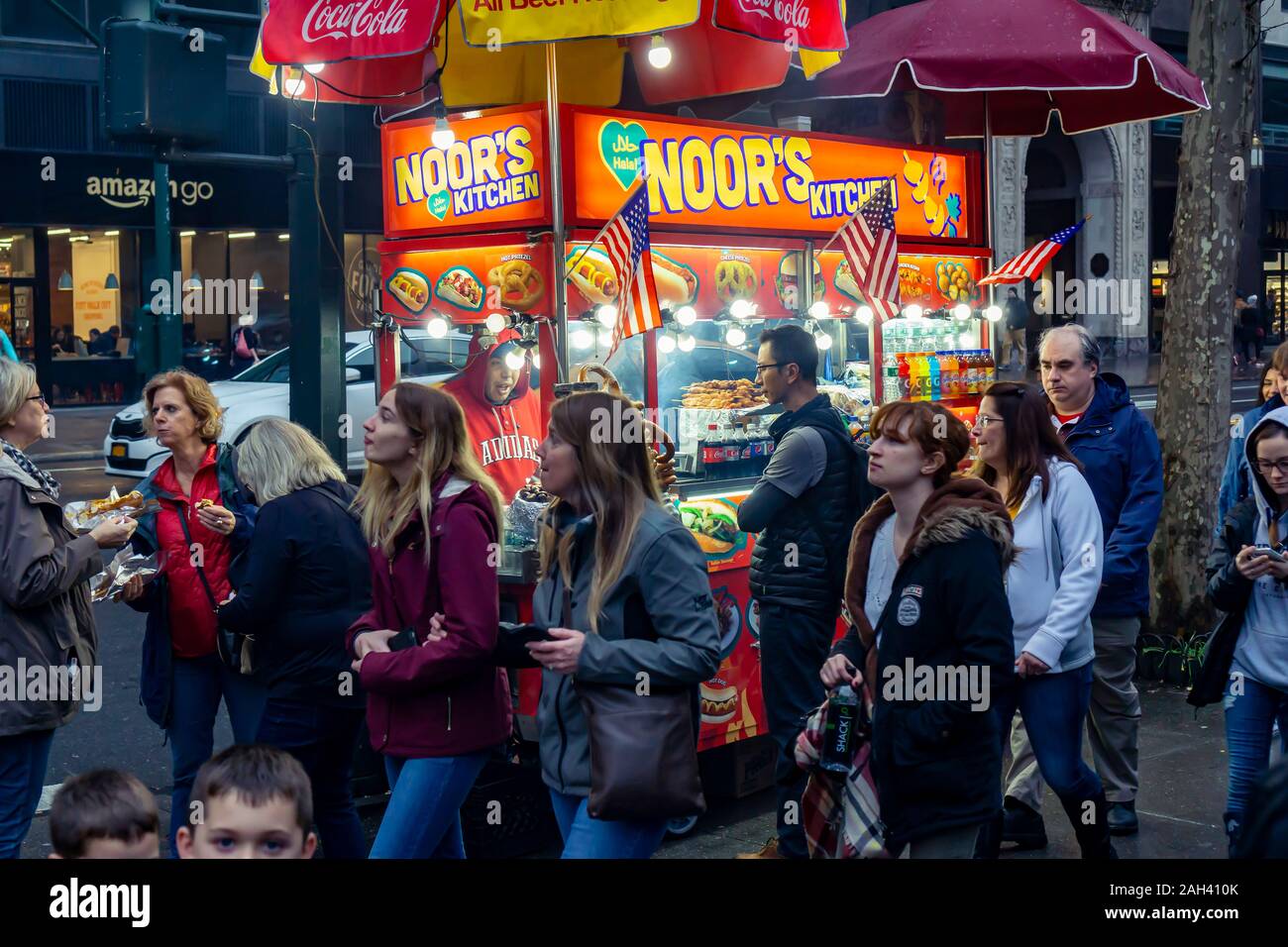 Una folla di acquirenti e turisti intasare i marciapiedi su 42nd Street nel centro di Manhattan a New York prima di Natale il Sabato, Dicembre 14, 2019. (© Richard B. Levine) Foto Stock