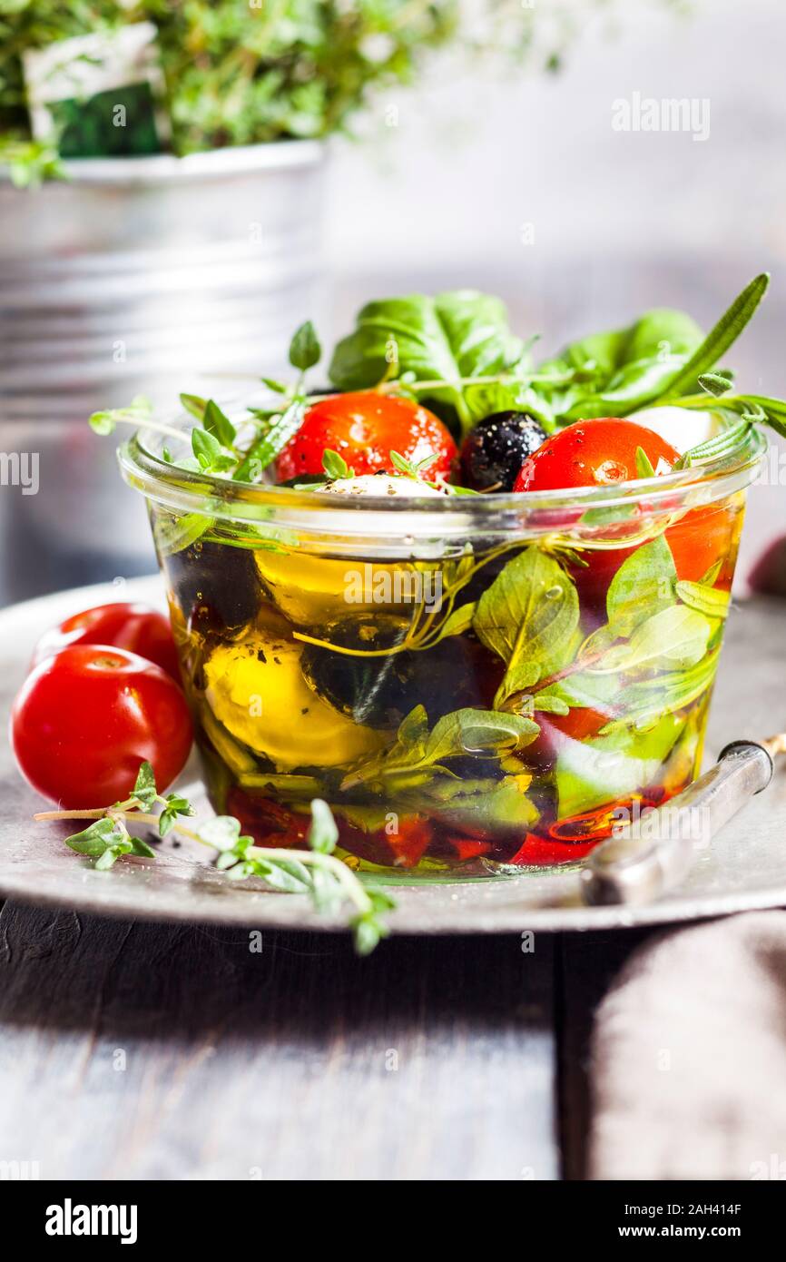 Vasetto di fresca insalata caprese conservati in olio di oliva Foto Stock