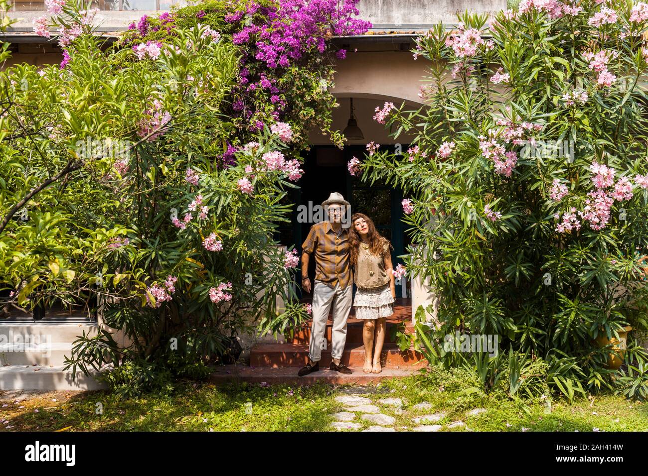 Coppia matura a braccetto, Cagnes-Sur-Mer, Francia Foto Stock