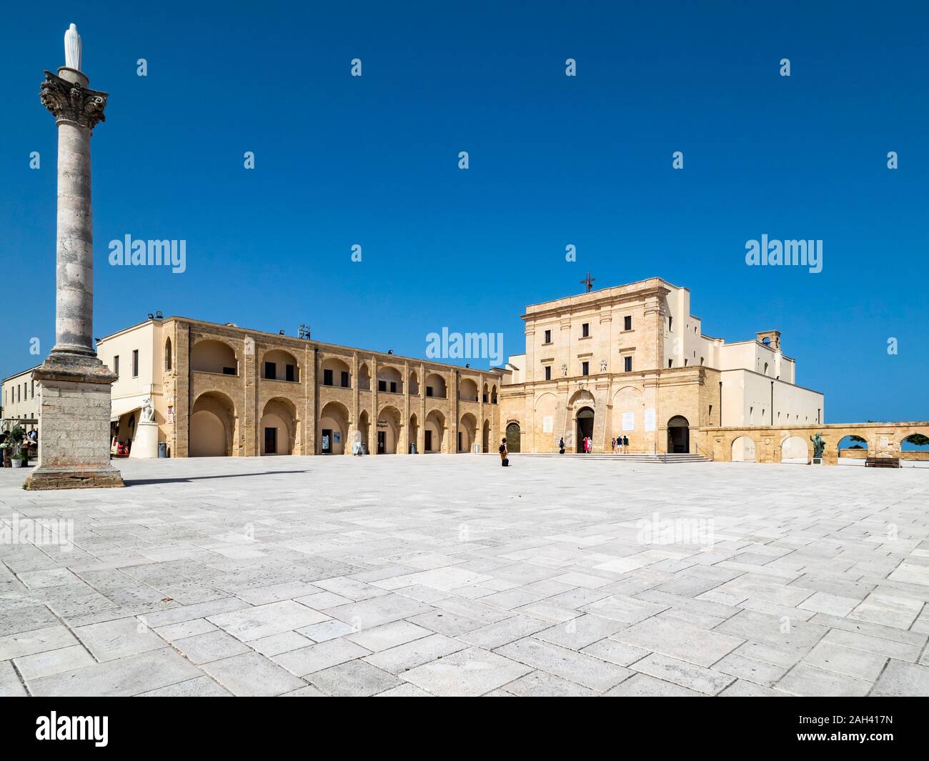 Italia, in provincia di Lecce e Santa Maria di Leuca, cielo chiaro sulla piazza della Basilica Santuario di Santa Maria de finibus terrae Foto Stock