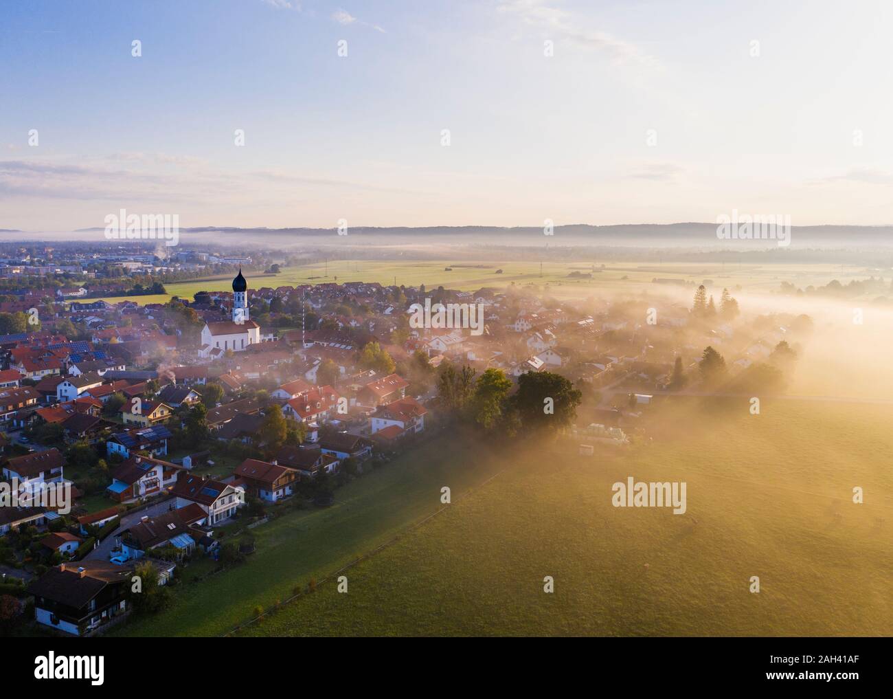 In Germania, in Baviera, Geretsried, veduta aerea della cittadina di campagna avvolta nella nebbia mattutina Foto Stock