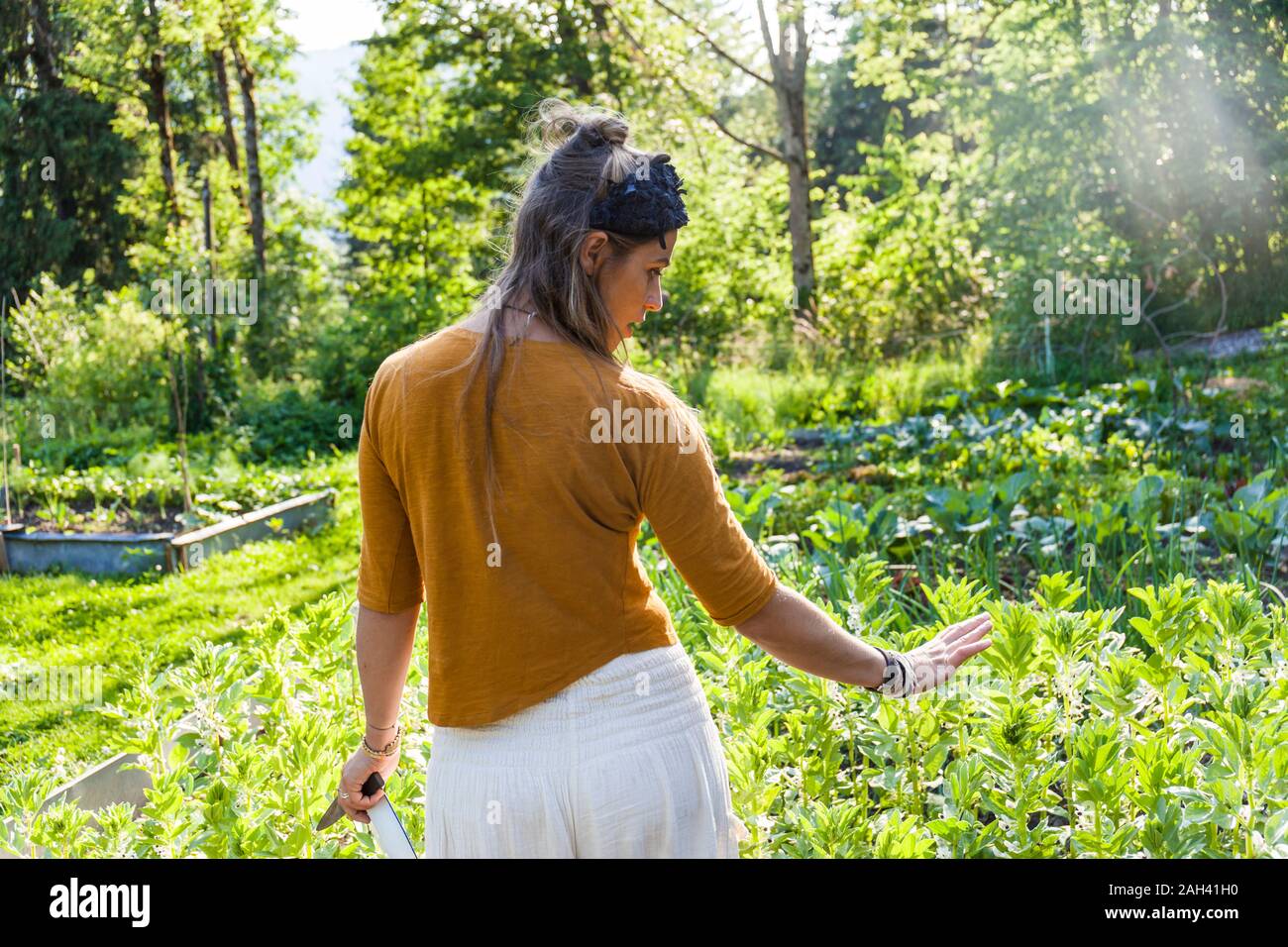 La donna nel suo giardino Foto Stock