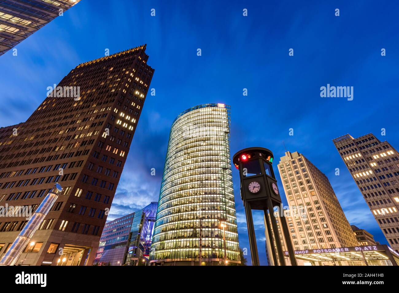 Germania, Berlino Mitte, Potsdamer Platz, Kollhoff-Tower, Bahntower, Beisheim-Center, basso angolo vista dei grattacieli al crepuscolo Foto Stock