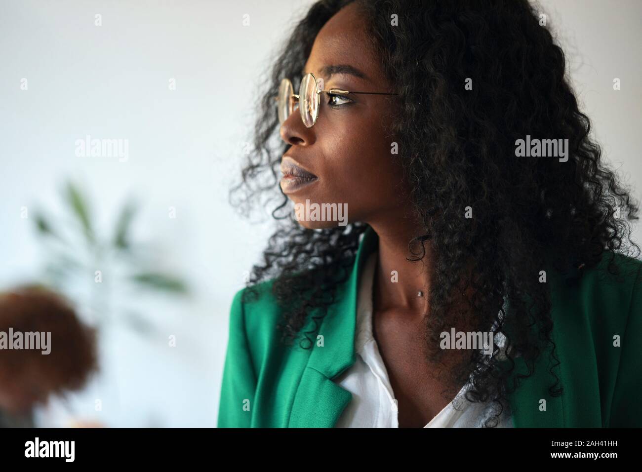 Ritratto di una imprenditrice in Office cerca lateralmente Foto Stock