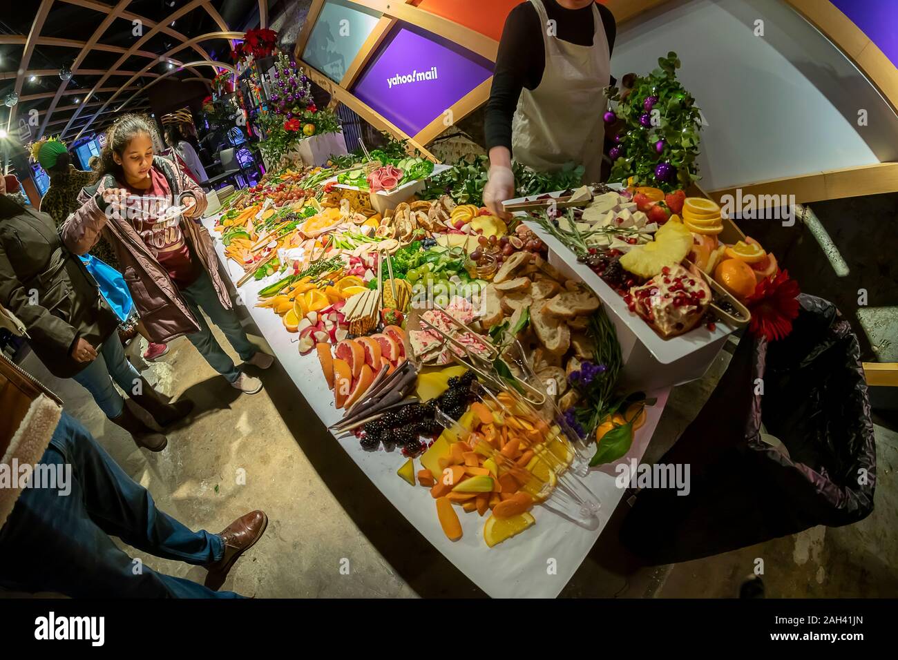 Visitatori partecipare ad un buffet libero a Yahoo! Mail e BuzzFeed "uccidere i giorni festivi" pop up in New York Venerdì, Dicembre 13, 2019 prendere parte in un momento instagrammable. Il branding è stata un evento di promozione per la nuova Yahoo Mail app. (© Richard B. Levine) Foto Stock