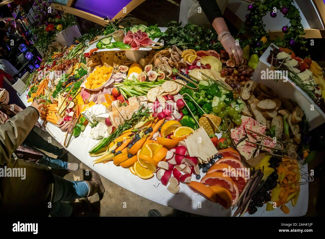 Visitatori partecipare ad un buffet libero a Yahoo! Mail e BuzzFeed "uccidere i giorni festivi" pop up in New York Venerdì, Dicembre 13, 2019 prendere parte in un momento instagrammable. Il branding è stata un evento di promozione per la nuova Yahoo Mail app. (© Richard B. Levine) Foto Stock