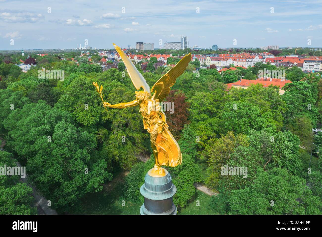In Germania, in Baviera, Monaco di Baviera, vista aerea di colore oro angelo della Pace monumento Foto Stock