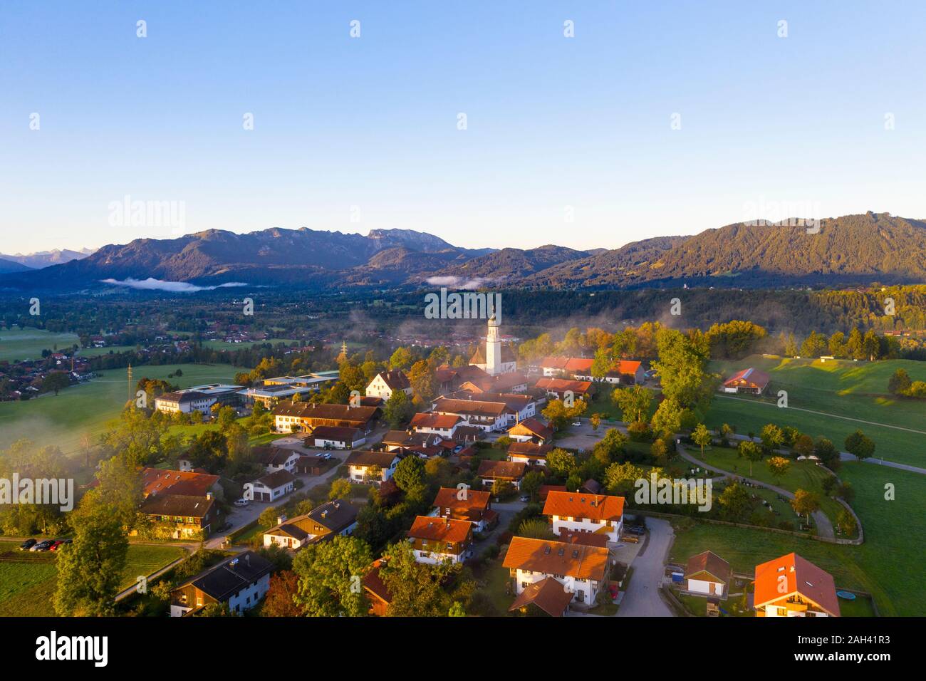 In Germania, in Baviera, Gaissach, vista aerea di Isartal con Brauneck e Benediktenwand Foto Stock