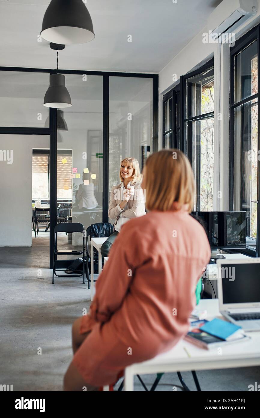 Due imprenditrici avente una pausa caffè in ufficio Foto Stock