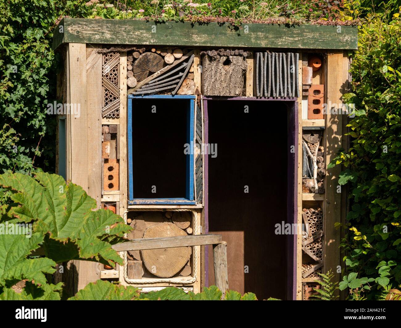 Tettoia da giardino progettato come una grande casa dei bug / hotel, Barnsdale Gardens, Rutland, England, Regno Unito Foto Stock