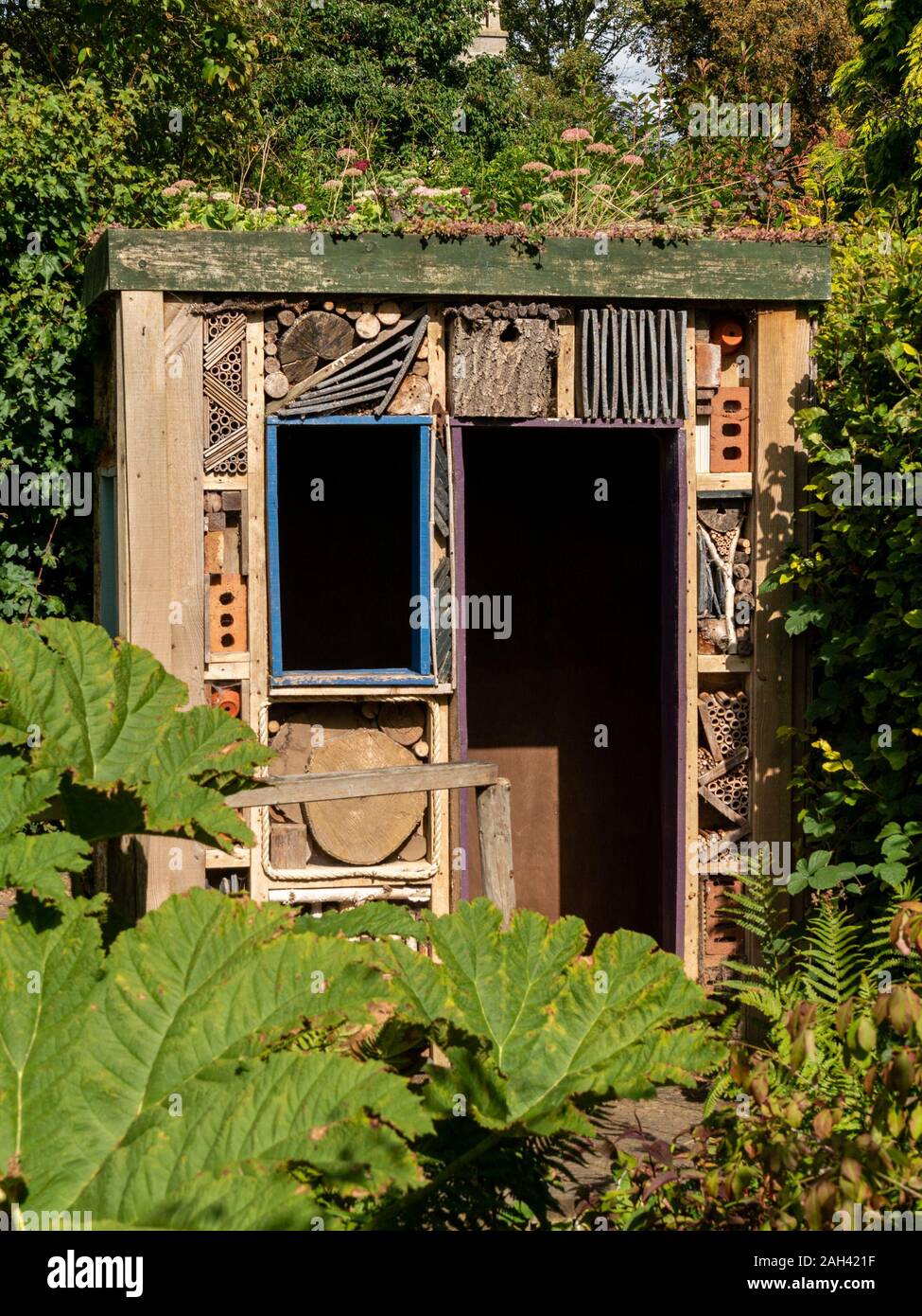 Tettoia da giardino progettato come una grande casa dei bug / hotel, Barnsdale Gardens, Rutland, England, Regno Unito Foto Stock