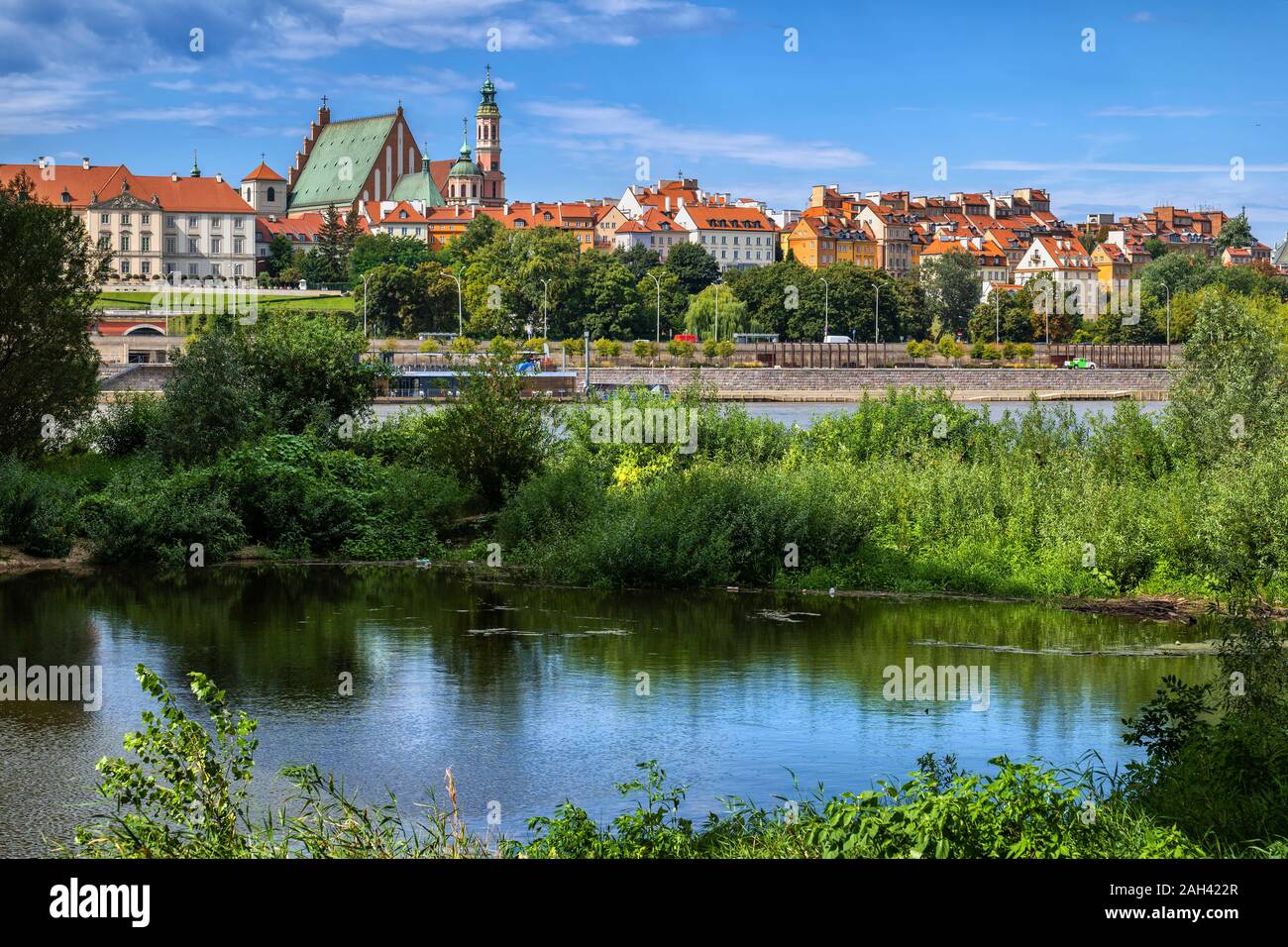 Polonia, Masovian voivodato, Varsavia, ricoperta di argine del fiume Vistola con skyline di Varsavia Città Vecchia in background Foto Stock