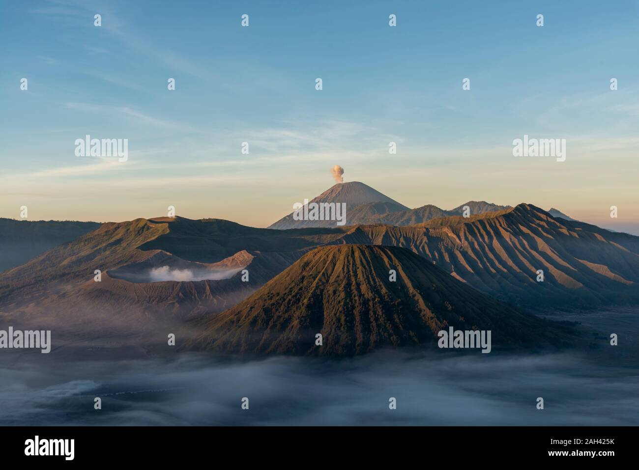 Indonesia, East Java, Vista Aerea del Monte Bromo avvolta nella nebbia mattutina Foto Stock