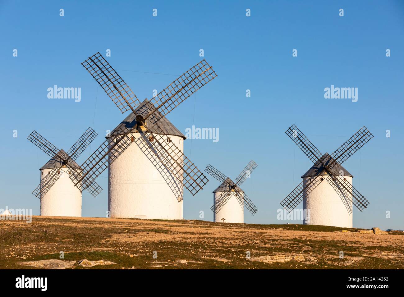 In Spagna, in provincia di Ciudad Real, Campo de Criptana, Campagna di mulini a vento in piedi contro il cielo chiaro Foto Stock