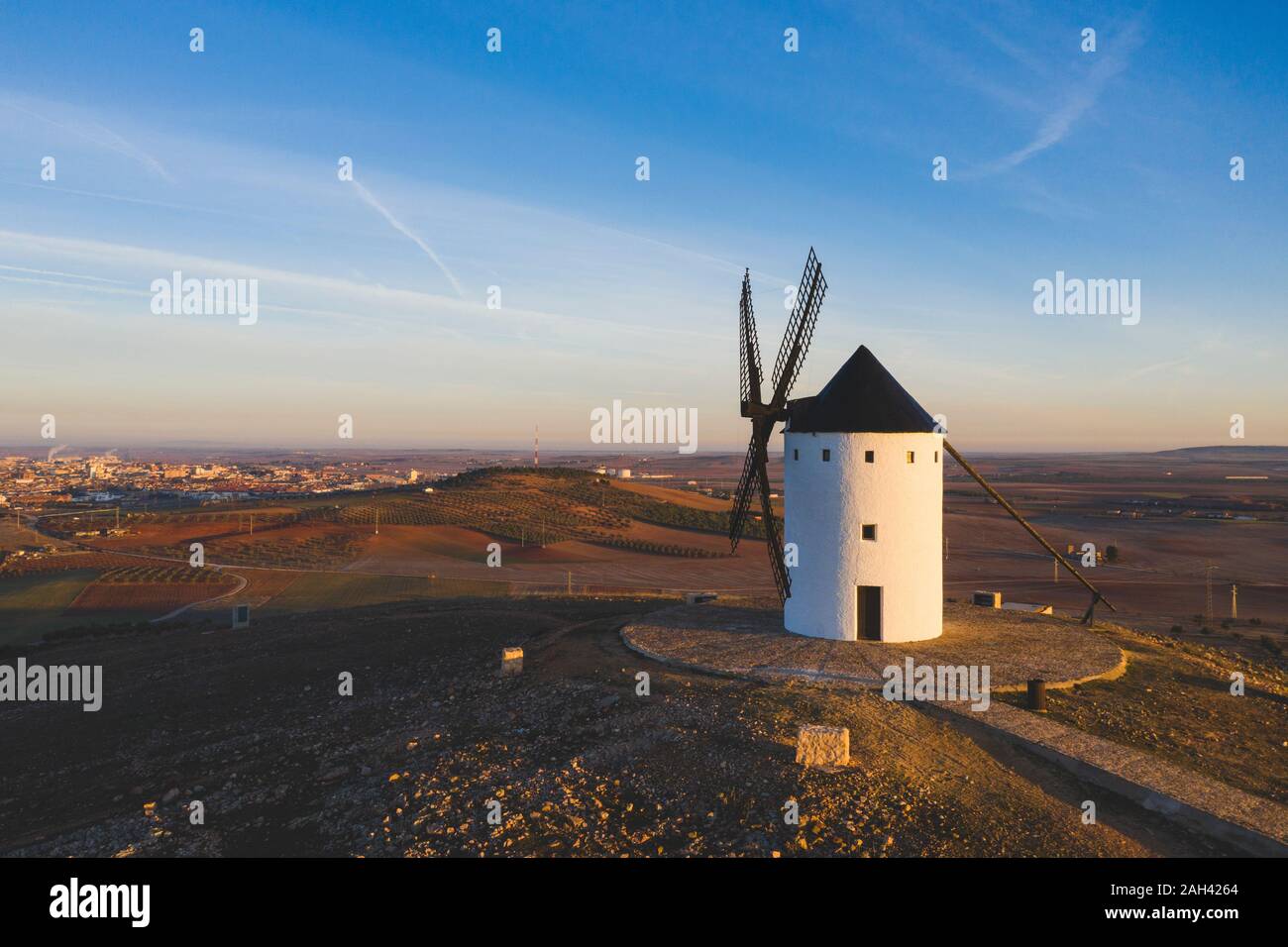 In Spagna, in provincia di Ciudad Real, Alcazar de San Juan, il mulino a vento di campagna al tramonto Foto Stock