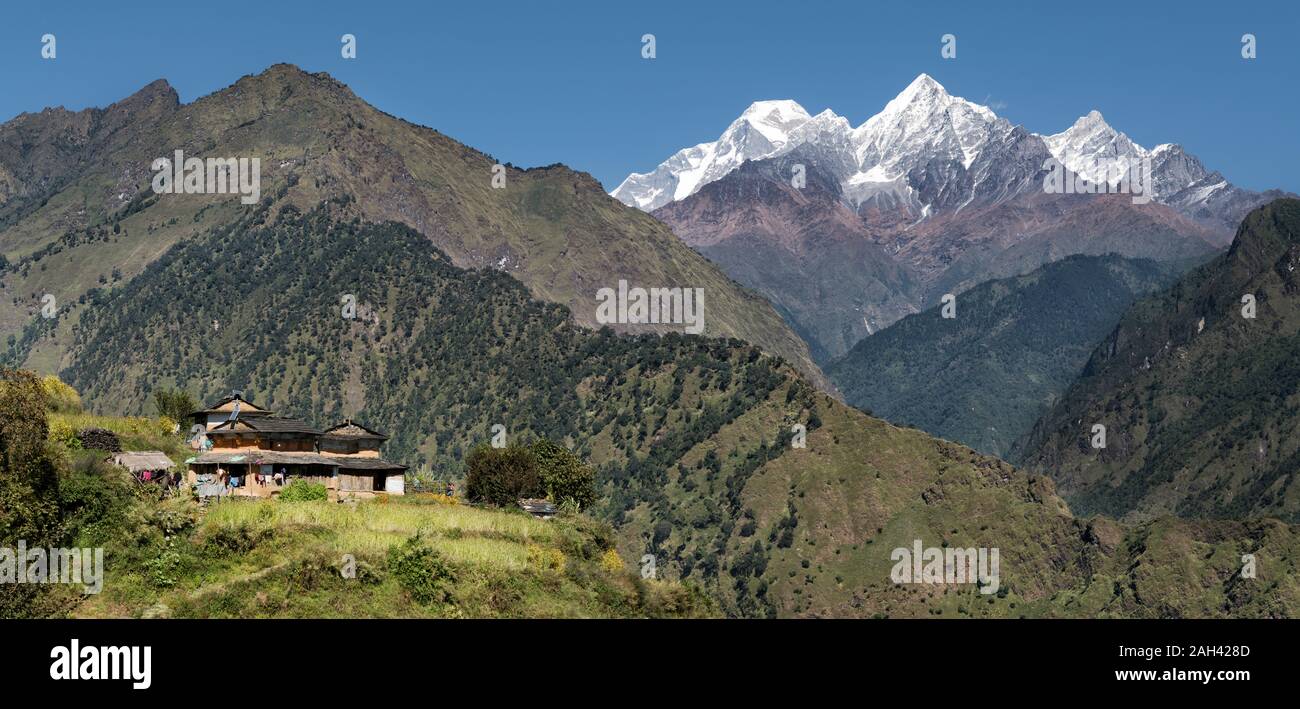Dobang con Dhaulagiri I, Circuito Dhaulagiri Trek, Himalaya, Nepal Foto Stock
