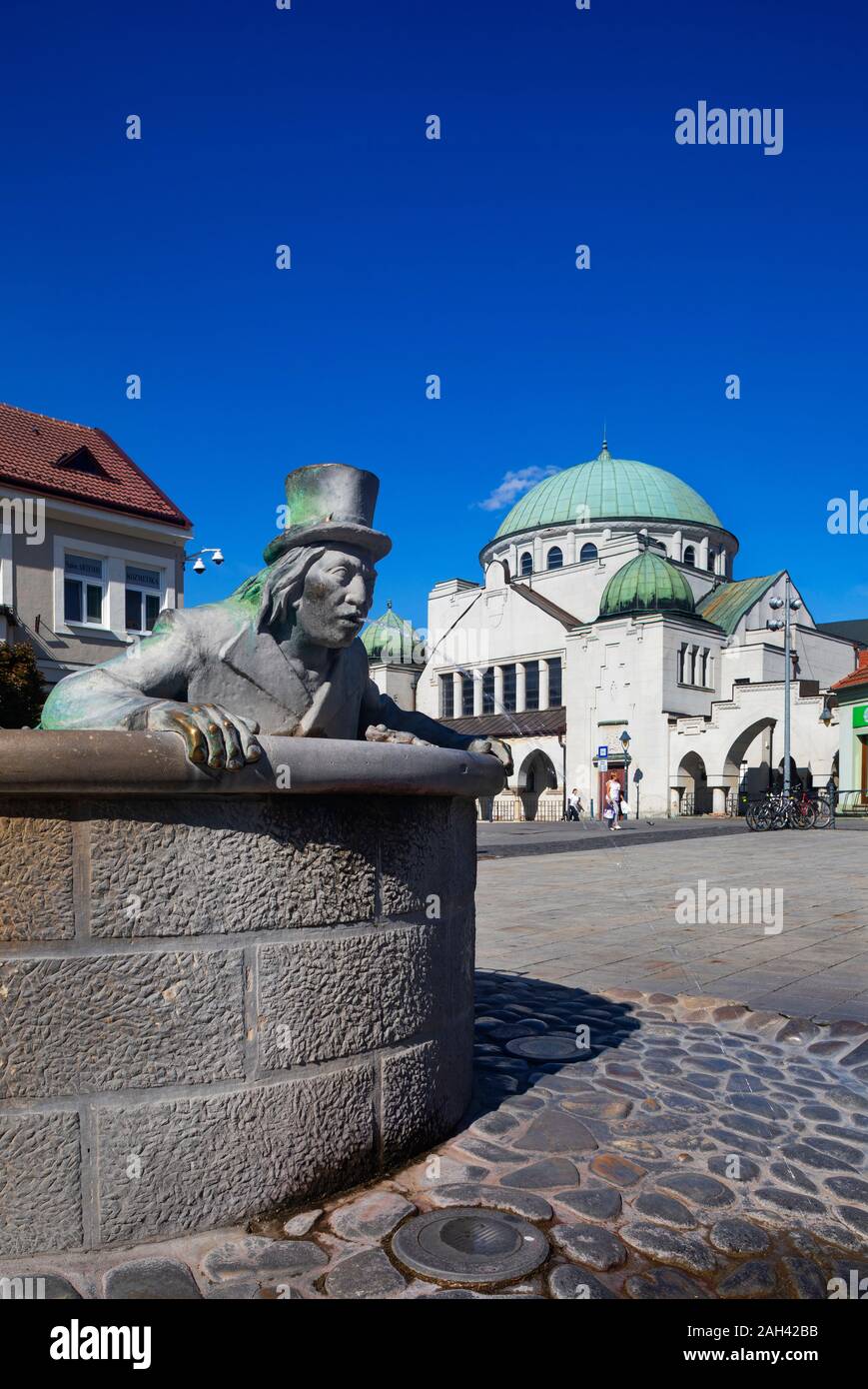 La Slovacchia, Trencin, Vodnik fontana con la Sinagoga di Trencin in background Foto Stock