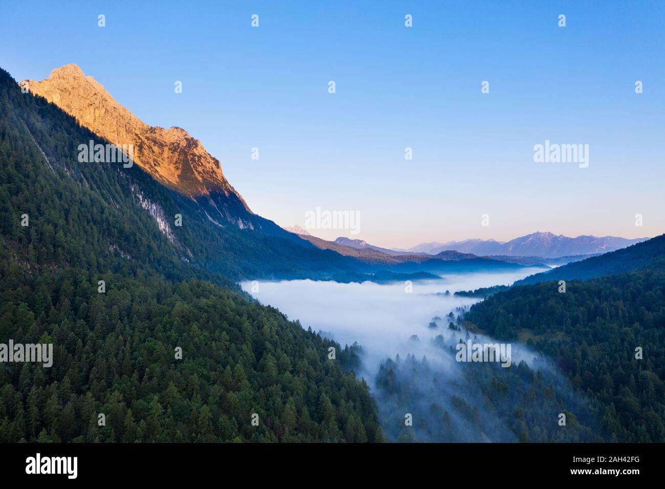 In Germania, in Baviera, Mittenwald, vista aerea del lago Ferchensee avvolta nella nebbia mattutina Foto Stock