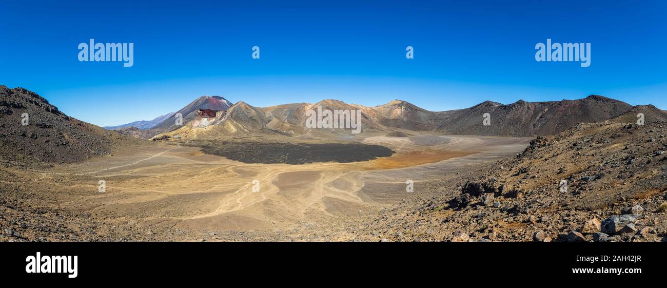 Nuova Zelanda, Isola del nord, Panorama di chiaro cielo sopra il cratere centrale dell Isola del nord altopiano vulcanico Foto Stock