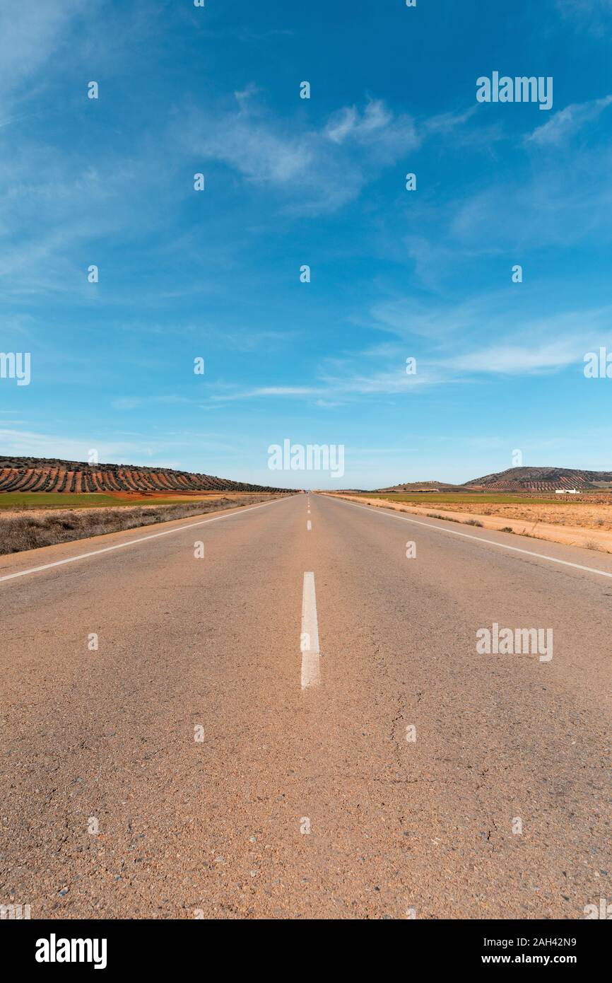 Spagna, campagna vuota in autostrada in Castiglia - La Mancha Foto Stock