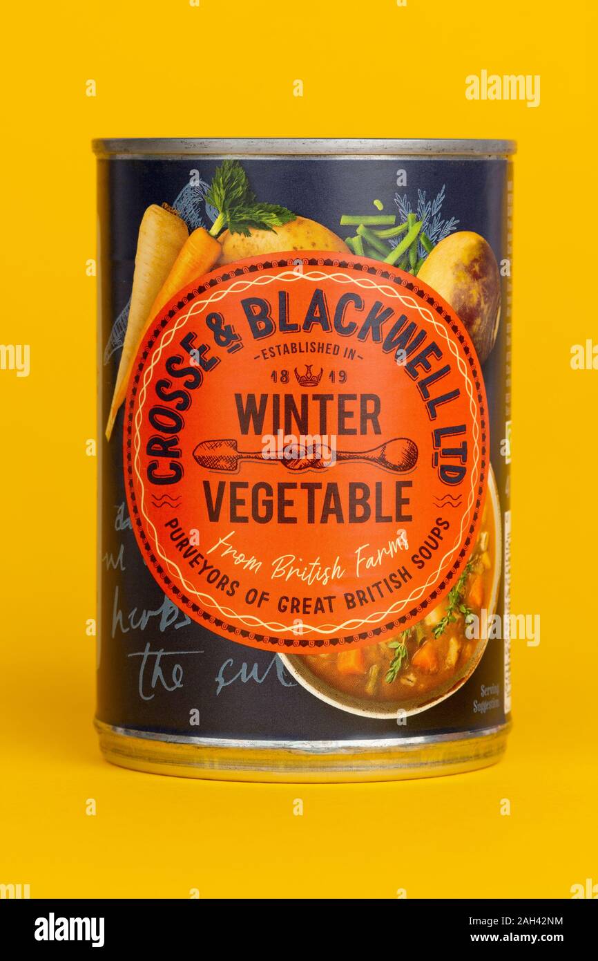 Un può di Crosse & Blackwell inverno zuppa di verdure shot su sfondo giallo. Foto Stock