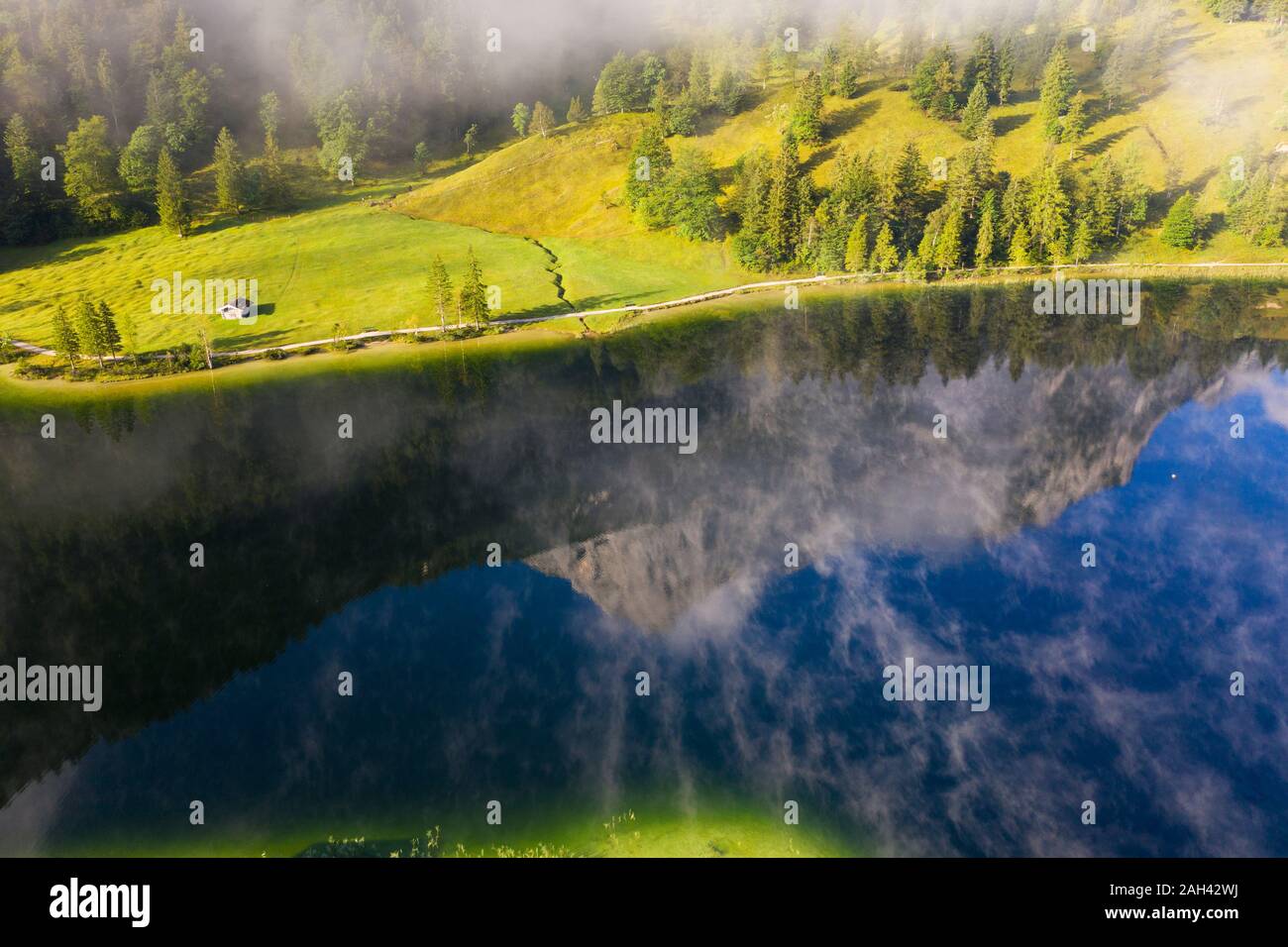 In Germania, in Baviera, Mittenwald, veduta aerea della montagna Wettersteinspitzen riflettente nel lago Ferchensee Foto Stock