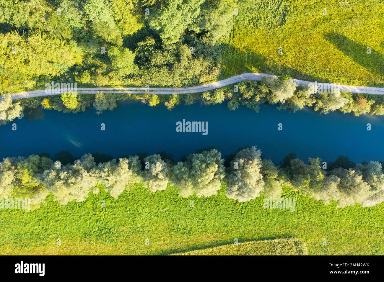 In Germania, in Baviera, Beuerberg, vista aerea del paese strada lungo il fiume Loisach Foto Stock