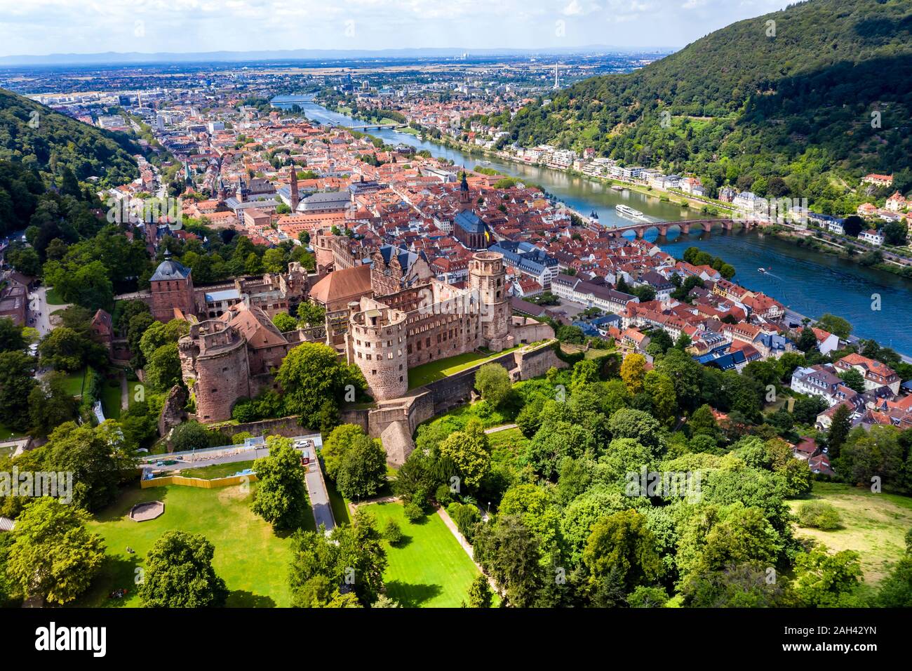 Germania, Baden-Württemberg, vista aerea di Heidelberg con il castello e il fiume Neckar Foto Stock