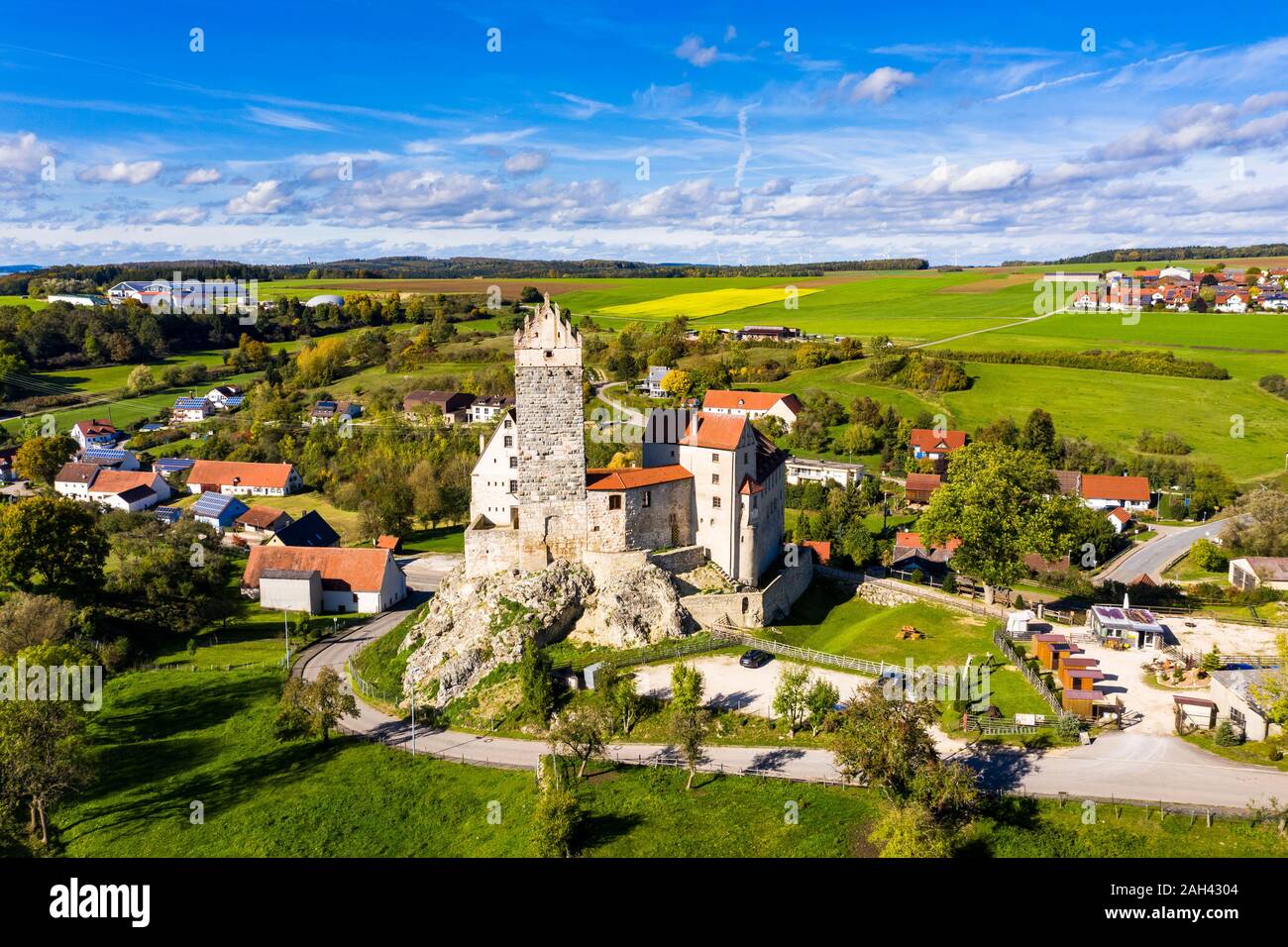 Germania, Baden-Württemberg, Dischingen, Katzenstein Castello e dintorni case di villaggio Foto Stock