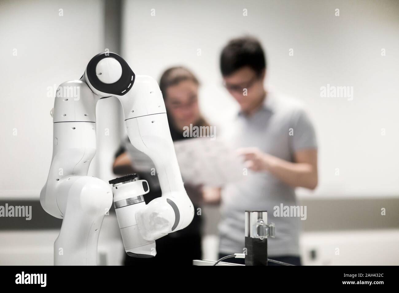 Degli studenti che studiano robotica presso un istituto universitario Foto Stock