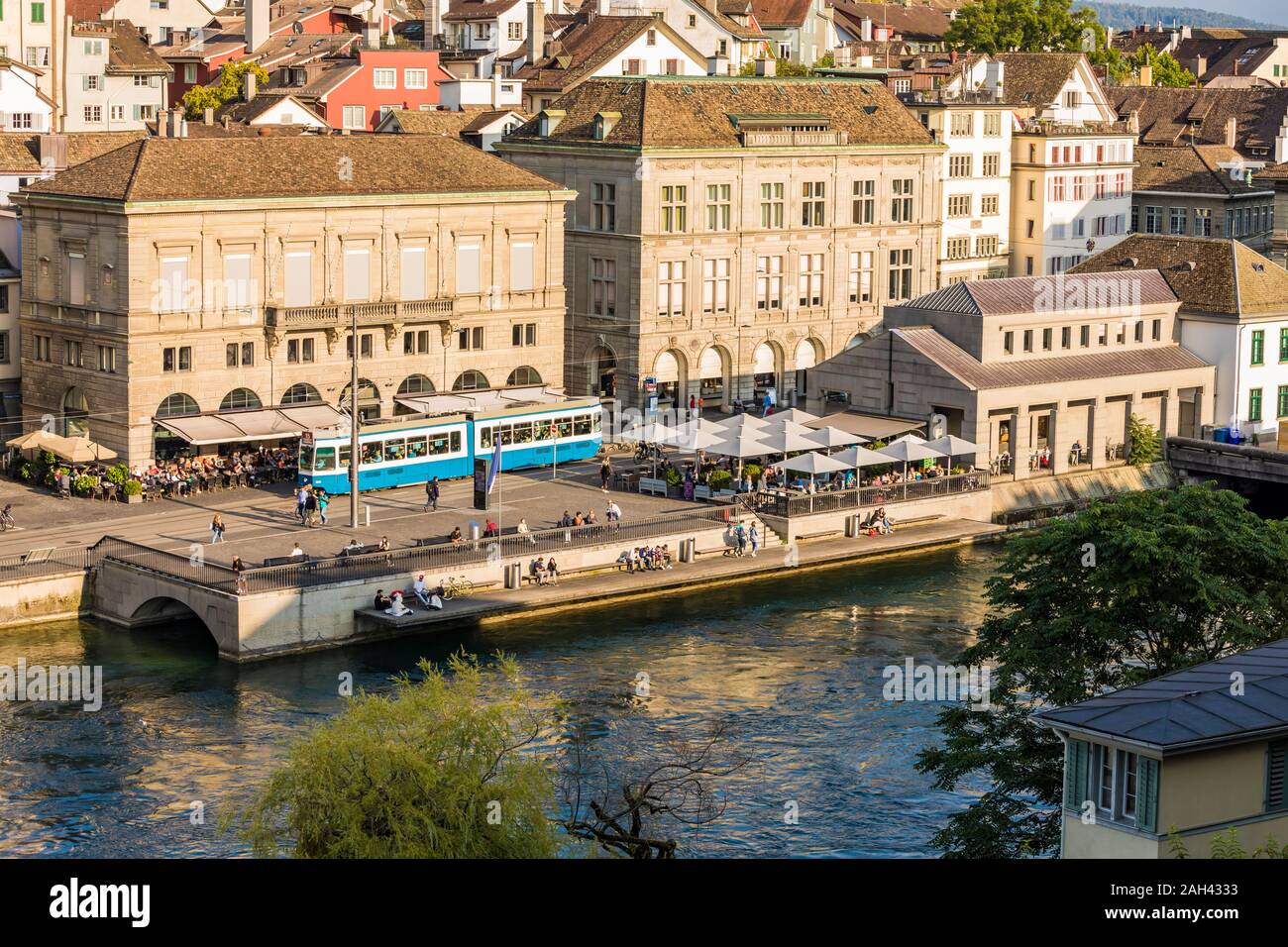 La Svizzera, nel Cantone di Zurigo, Zurigo, Tram passando caffetterie sulla strada Limmatquai Foto Stock
