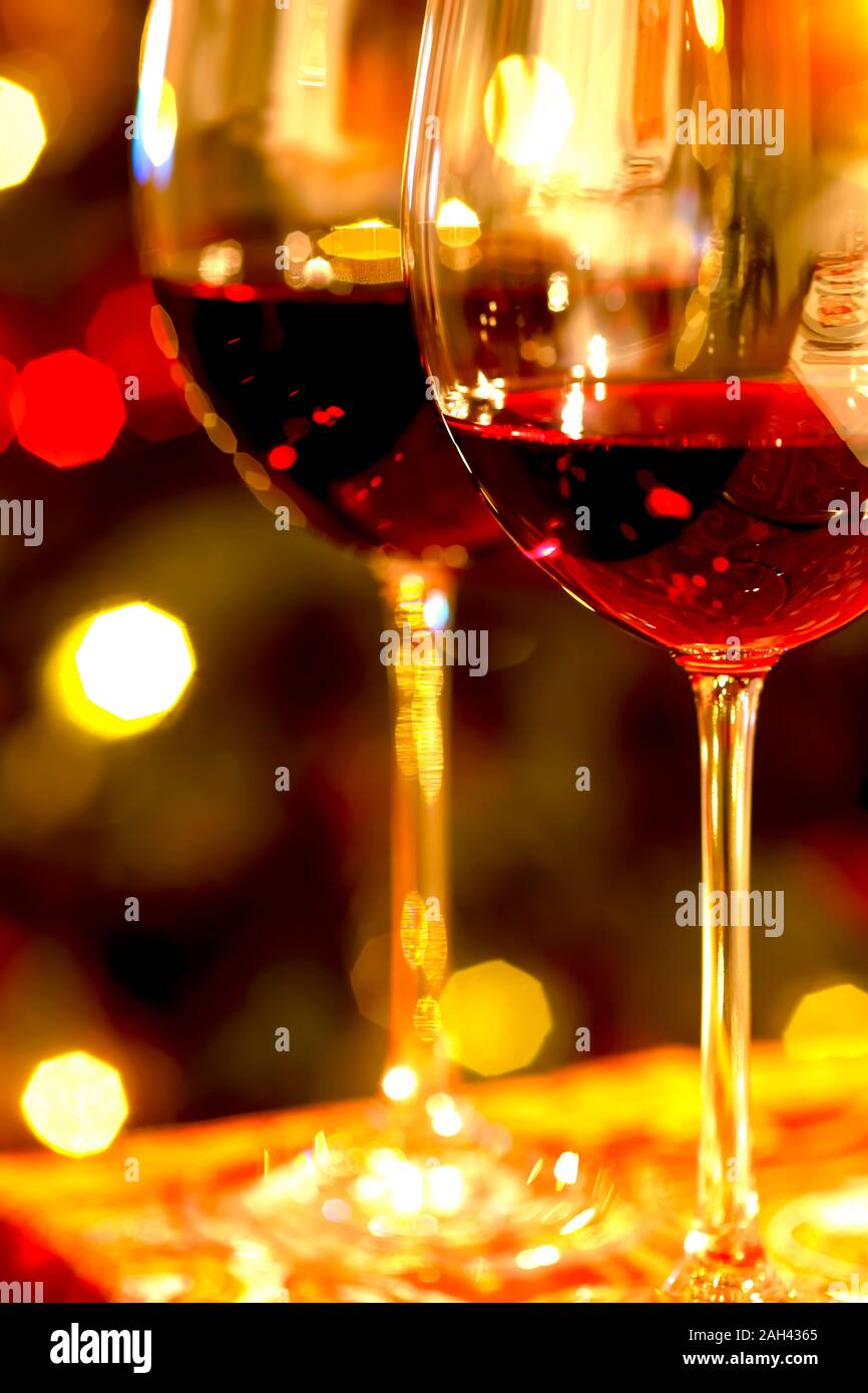 Germania, due bicchieri di vino rosso e le luci di Natale Foto Stock