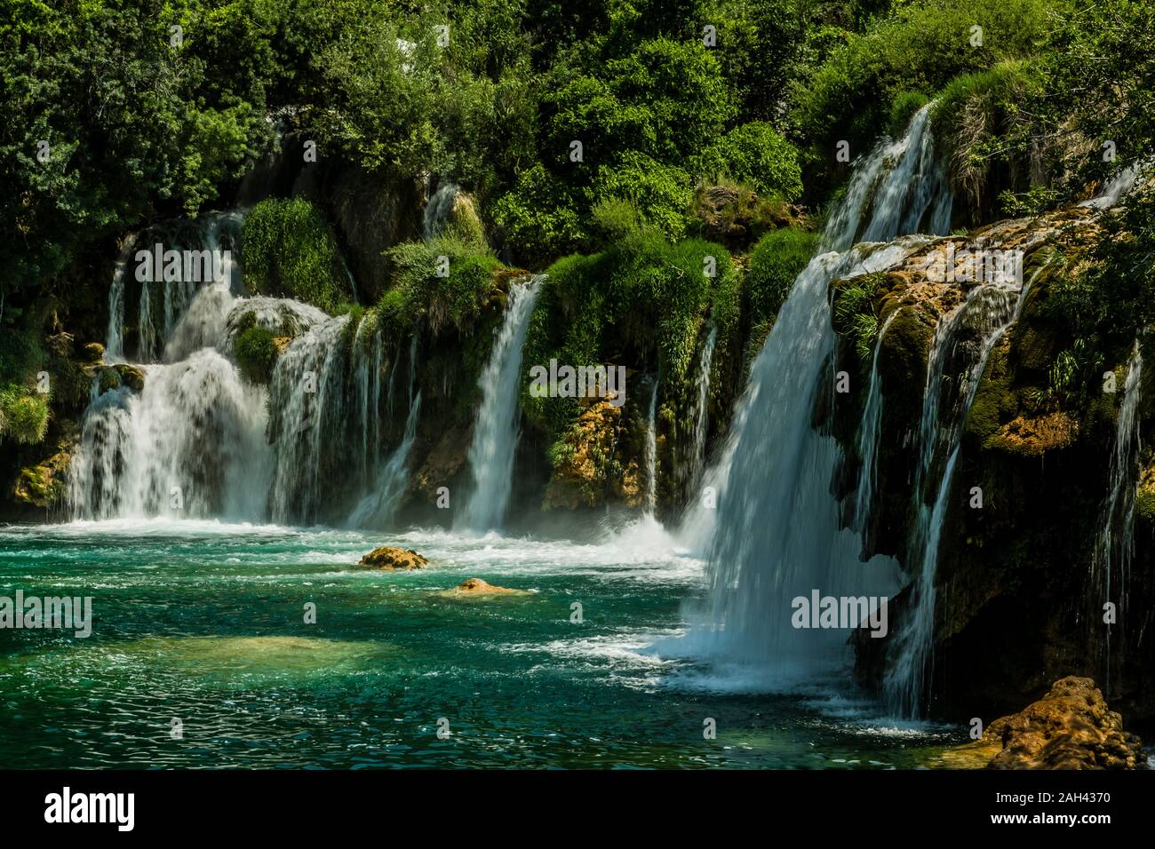 Croazia, Regione di Sibenik e di Knin, Parco Nazionale di Krka cascata in estate Foto Stock