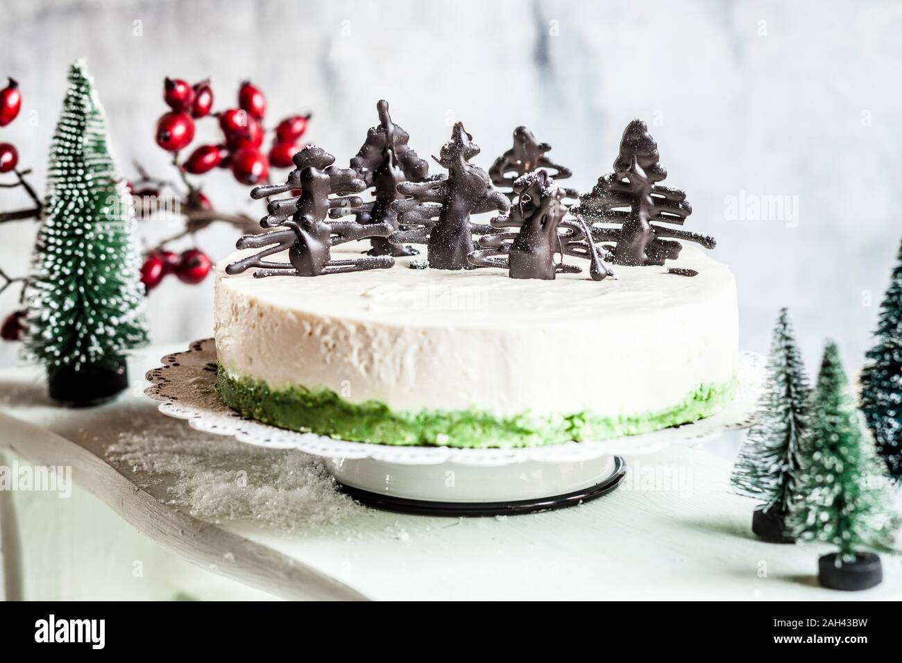 No-bake cheesecake, decorata con cioccolato alberi di Natale Foto Stock