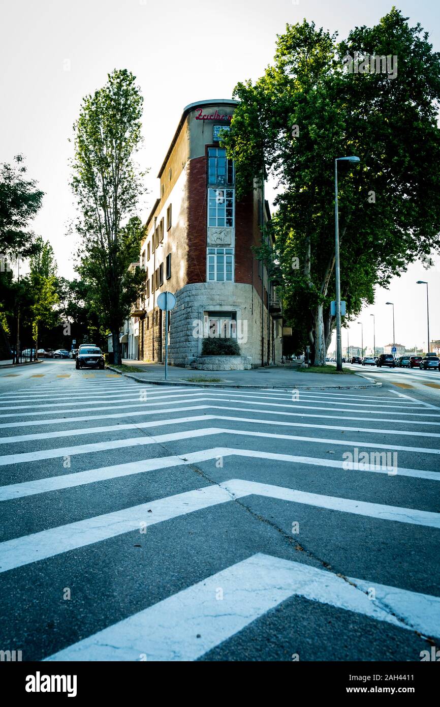 Croazia, Zatar, segnaletica orizzontale di fronte stretto edificio della città Foto Stock